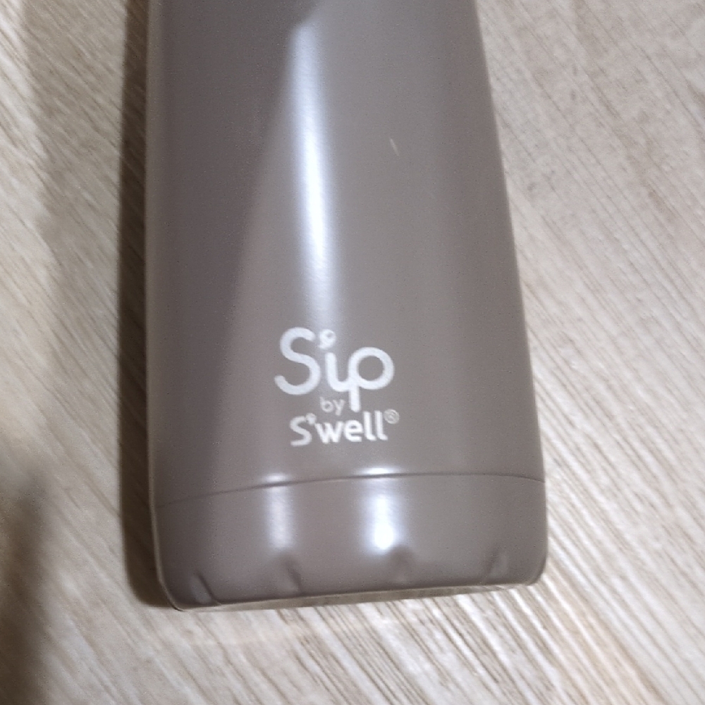 Hogwarts Crest Water Sip Bottle By Swell. - Picture 3 of 4